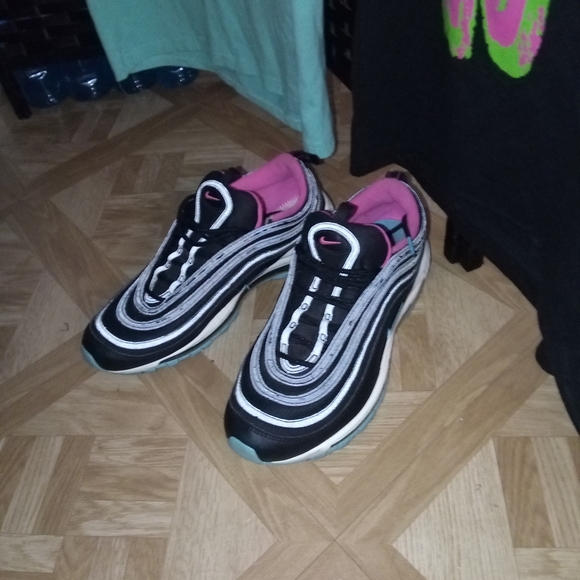 Graphic Tees And Nikes 10.5 - Picture 3 of 6